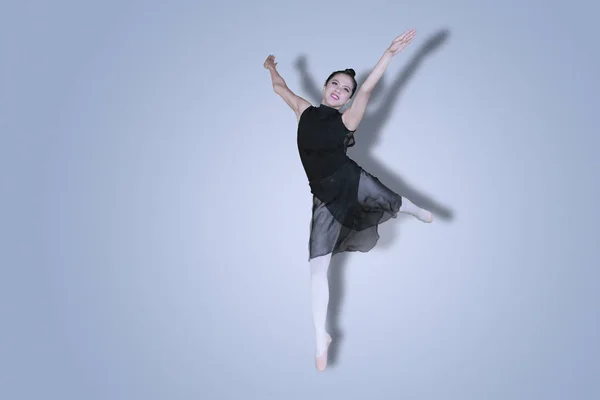 Güzel Balerin Dans Performans Stüdyoda Atlama Gri Arka Plan Ile — Stok fotoğraf