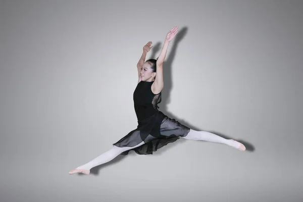 Картина Красивої Балетної Танцівниці Стрибає Витонченою Позою Студії — стокове фото