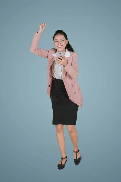 Mujer Negocios Bastante Expresando Éxito Leer Buenas Noticias Teléfono Móvil —  Fotos de Stock