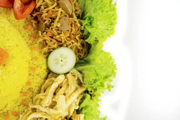 Tampilan Atas Telur Dadar Mie Goreng Dan Nasi Kuning Dengan — Stok Foto