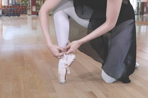 Bilinmeyen Balerin Closeup Pointe Ayakkabı Bir Bale Sınıfta Bağlıyor — Stok fotoğraf