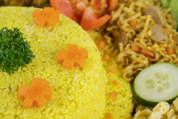Menutup Nasi Kuning Dihiasi Dengan Tomat Mie Goreng Dan Ayam — Stok Foto