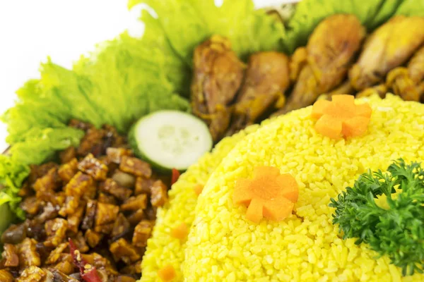 Tutup Nasi Kuning Dengan Tempe Lezat Dan Ayam Goreng Atas — Stok Foto