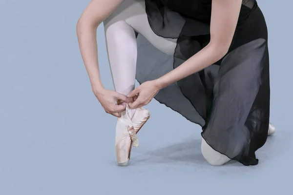 Zbliżenie Młodej Baletnicy Sprzedaż Wiązana Baletki Studio Strzał Szarym Tle — Zdjęcie stockowe
