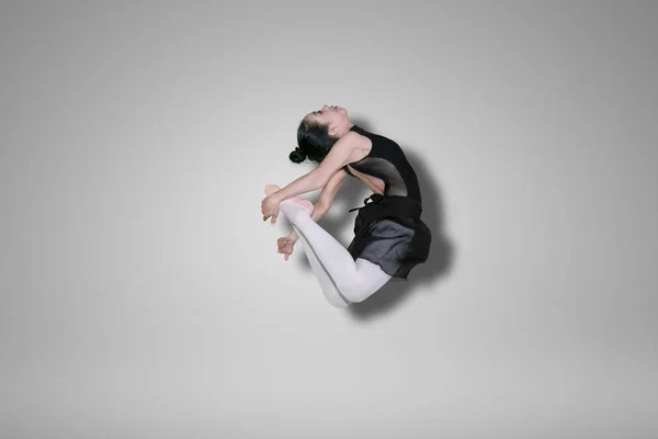 Egy Fiatal Női Balerina Csinál Elegáns Képe Ugrik Stúdióban — Stock Fotó