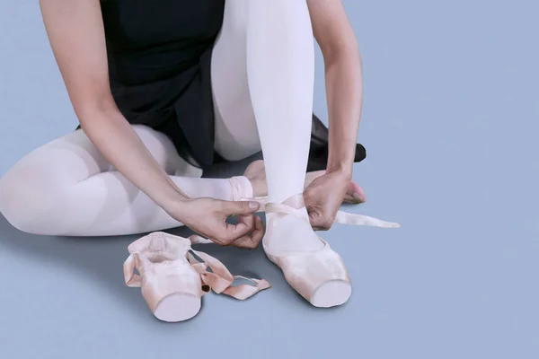 Onu Ayakkabı Bağlama Sırasında Stüdyoda Oturan Genç Balet Closeup — Stok fotoğraf