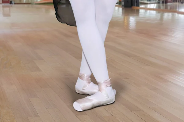 Крупним Планом Молода Жінка Ноги Виконує Танці Балетному Класі — стокове фото