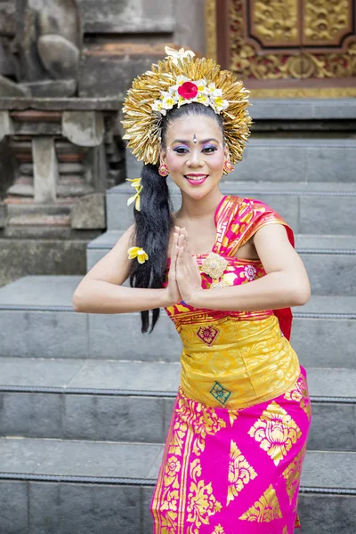 Portret Van Prachtige Balinese Danseres Glimlachend Camera Terwijl Tempel — Stockfoto