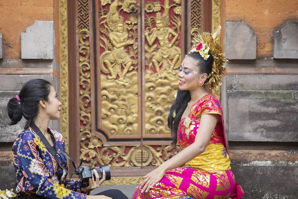 Mooie Balinese Vrouw Praten Met Een Fotograaf Terwijl Het Dragen — Stockfoto