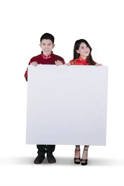 Bild Kinesiska Par Cheongsam Kläder Medan Håller Tom Whiteboard Isolerad — Stockfoto