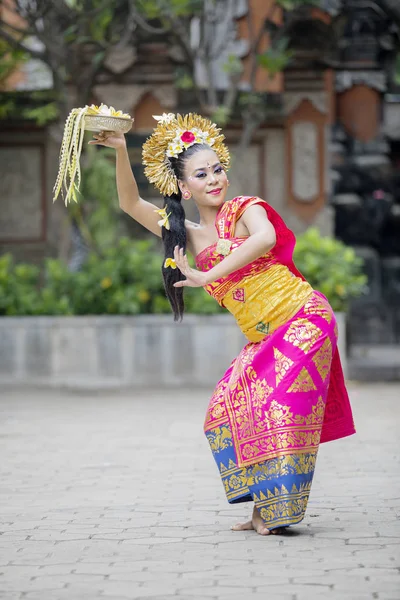 Портрет Балійском Жінка Виконує Pendet Танцює Стоячи Храмі — стокове фото