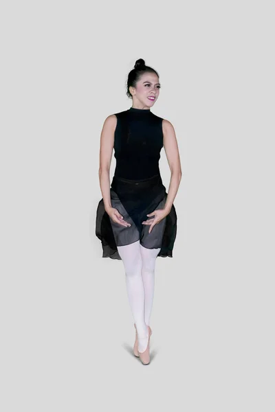 全长一个美丽的芭蕾舞演员做步行练习与脚尖姿势在演播室 — 图库照片