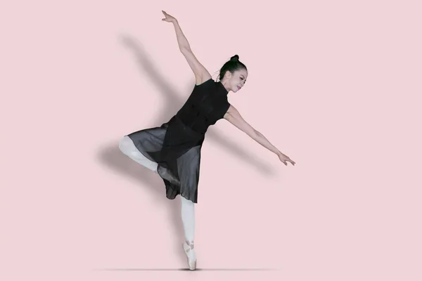Młoda Kobieta Baleriny Taniec Palcach Pozuje Studio Różowym Tle — Zdjęcie stockowe