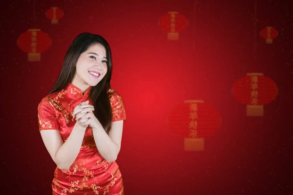 Happy Kinesiska Kvinna Som Bär Cheongsam Klänning Stående Med Gratulera — Stockfoto