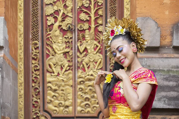 Ελκυστική Γυναίκα Pendet Χορευτής Φορούσε Παραδοσιακά Ρούχα Και Στέκεται Μια — Φωτογραφία Αρχείου