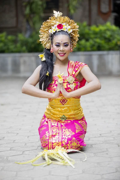 Portrét Balinéskou Tanečnicí Usmívá Kameru Při Posezení Venkovní — Stock fotografie