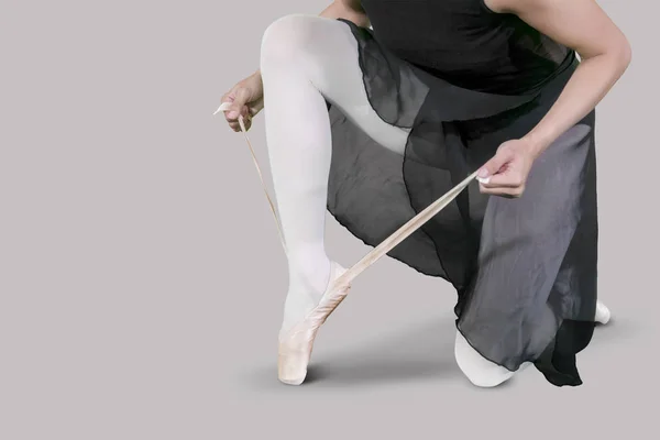 Close Young Female Dancer Ties Her Ballet Shoes While Sitting — Stock Photo, Image