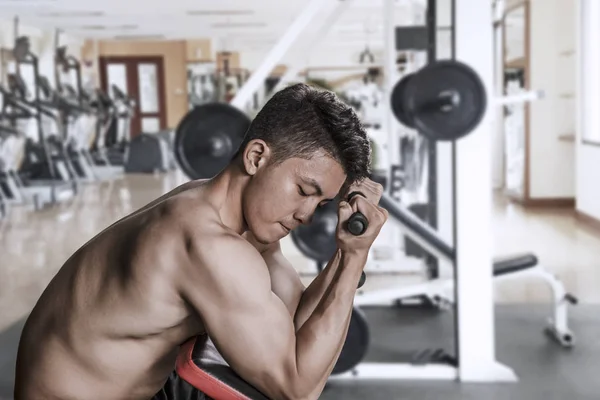 Вид Сбоку Азиатского Мужчины Делающего Упражнения Тренажере Тренажерном Зале — стоковое фото