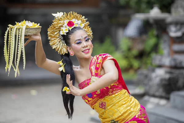 Dançarina Asiática Vestindo Trajes Tradicionais Enquanto Faz Danças Pendet Templo — Fotografia de Stock