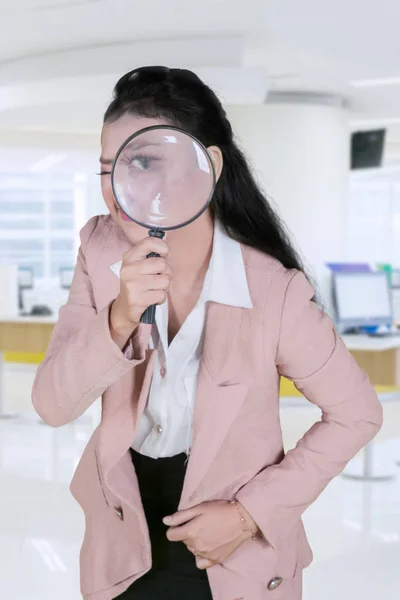 Female Entrepreneur Looking Camera Magnifying Glass Office — Stock Photo, Image