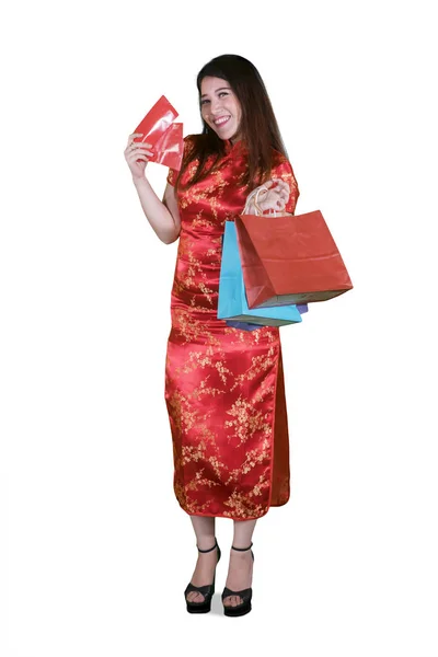 Retrato Alegre Mujer China Sosteniendo Sobres Rojos Bolsas Compras Estudio — Foto de Stock