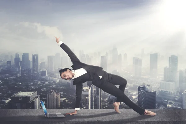 Bild Einer Unternehmerin Die Ballettschuhe Trägt Während Sie Mit Einem — Stockfoto