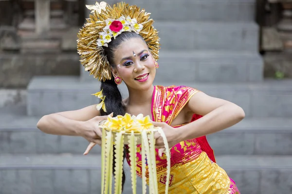 Female Dancer Smiling Camera While Doing Pendet Dances Temple — Stock Photo, Image