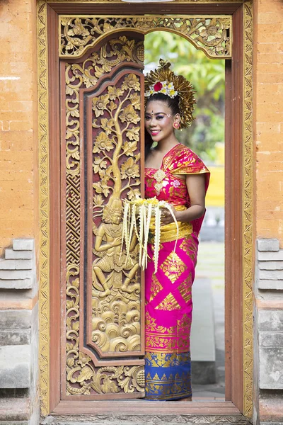 Vrij Balinese Vrouw Houdt Een Kom Van Aanbod Glimlachend Camera — Stockfoto