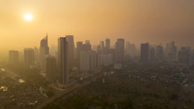 Jakarta - Endonezya. 14 Kasım 2018: Jakarta şehir manzarası ile gökdelenler görünümünü günbatımı anda robot.