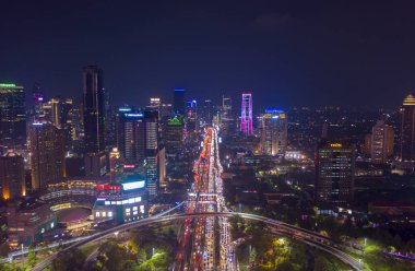 Jakarta, Endonezya - 12 Kasım 2018: Jakarta Şehir modern ofis binaları ve yolda kalabalık saatte gece ile