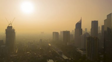 Jakarta - Endonezya. 14 Kasım 2018: Ofis binaları siluet şafak zaman ile merkezi Jakarta havadan görünümü