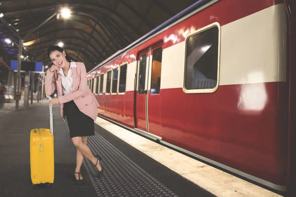 Stasyonda Tren Beklerken Kameraya Gülümseyen Kadın Girişimci Resmini Geldi — Stok fotoğraf