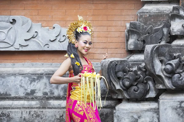 Beautiful Young Balinese Woman Smiling Camera While Holding Bowl Offerings — Stock Photo, Image