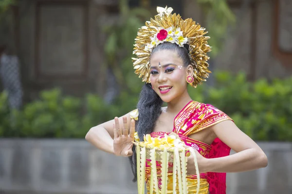美丽的巴厘岛舞蹈家的肖像显示彭代特在寺庙跳舞 彭代特是一种来自印度尼西亚巴厘岛的传统舞蹈 — 图库照片