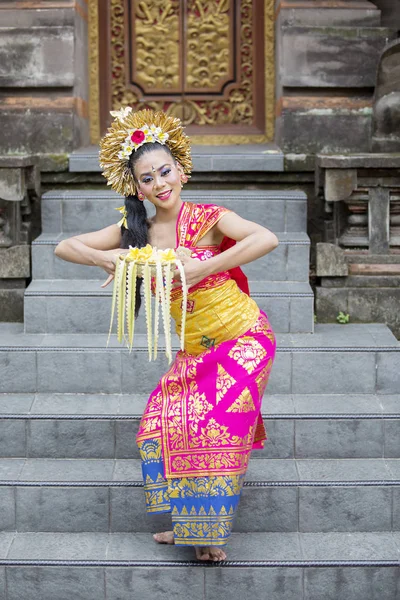 Porträtt Balinesisk Kvinna Dansare Hålla Bokor Medan Dans Trappan — Stockfoto