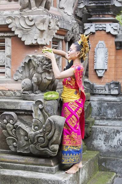 Vrij Balinese Vrouw Dragen Van Traditionele Kleding Aanbod Zetten Een — Stockfoto
