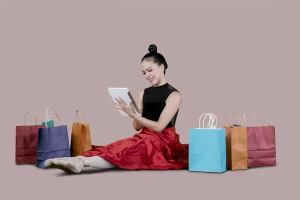 Junge Ballerina Nutzt Ein Digitales Tablet Zum Online Shopping Während — Stockfoto