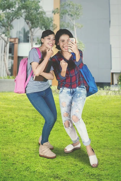 Retrato Dos Estudiantes Universitarias Asiáticas Expresando Éxito Después Leer Buenas —  Fotos de Stock