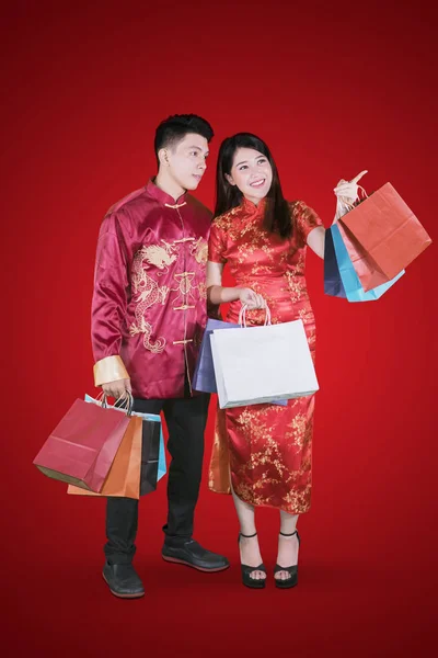 Chinesisches Neujahrskonzept Junge Frau Mit Ihrem Mann Der Einkaufstüten Hält — Stockfoto