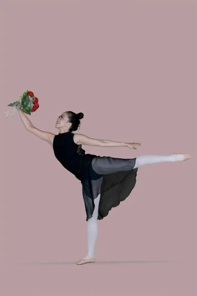 Genç Bir Kadın Balerin Resmini Bir Buket Çiçek Tutarken Zarif — Stok fotoğraf