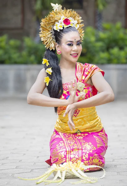 Εικόνα Του Όμορφη Γυναίκα Χορεύτρια Φορώντας Παραδοσιακές Μπαλινέζικες Φόρεμα Ενώ — Φωτογραφία Αρχείου