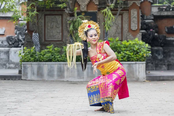 Imagen Una Bonita Bailarina Interpretando Danza Tradicional Balinesa Templo — Foto de Stock