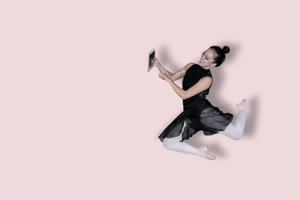 Stüdyoda Dans Ederken Dijital Tablet Tutan Genç Kadın Balerin Resmini — Stok fotoğraf