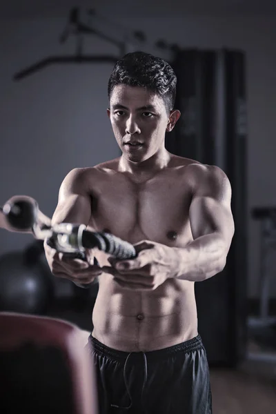 Портрет Молодого Азиата Делающего Упражнения Тренажерами Тренажерном Зале — стоковое фото