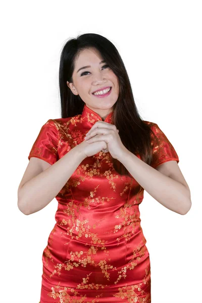 Porträtt Lycklig Kvinna Bär Cheongsam Klänning Samtidigt Gong Chai Hälsningar — Stockfoto