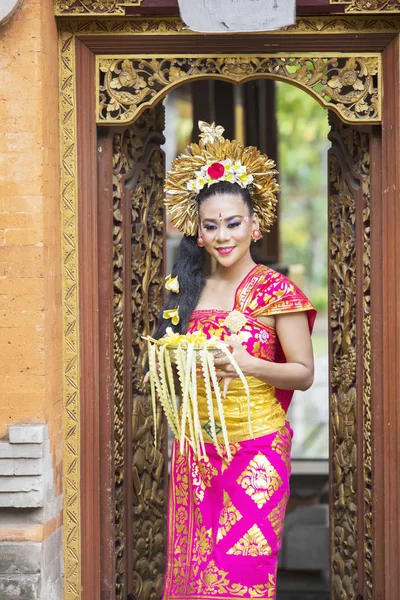 Vrij Balinese Vrouw Met Traditionele Kleding Houdt Een Kom Van — Stockfoto