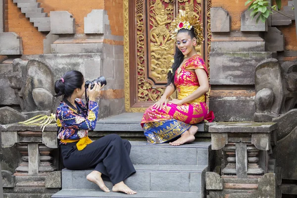 Vrij Balinese Vrouw Dragen Van Traditionele Kleding Een Fotosessie Met — Stockfoto