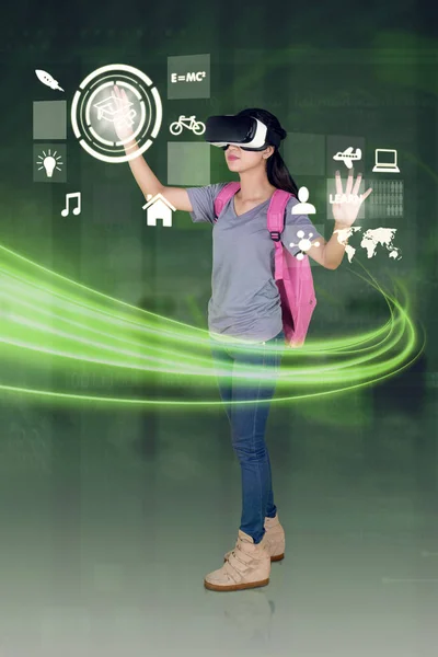 Porträt Einer Studentin Mit Virtual Reality Brille Beim Berühren Von — Stockfoto
