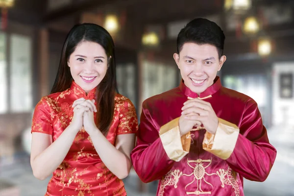 Imagen Una Joven Pareja Asiática Con Vestido Cheongsam Mientras Felicita —  Fotos de Stock