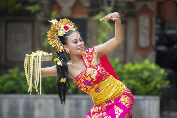 Bild Vacker Kvinnlig Dansare Bär Traditionell Dress Kostym Samtidigt Gör — Stockfoto